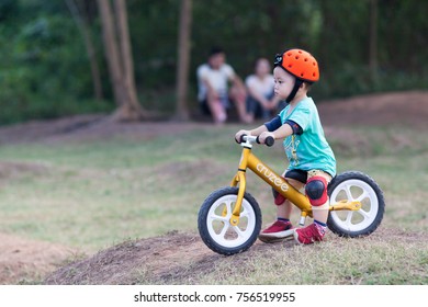 Hanoi Vietnam November 13 2017 The Child Is Riding The Terrain Outside The Park