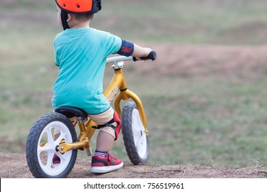 Hanoi Vietnam November 13 2017 The Child Is Riding The Terrain Outside The Park