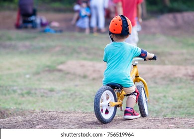 Hanoi Vietnam November 13 2017 The Child Is Riding The Terrain Outside The Park