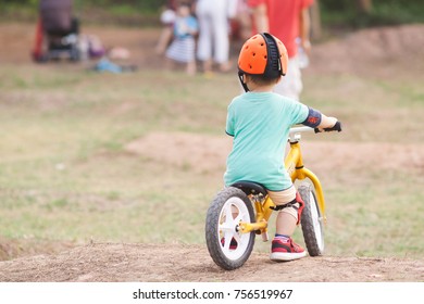 Hanoi Vietnam November 13 2017 The Child Is Riding The Terrain Outside The Park