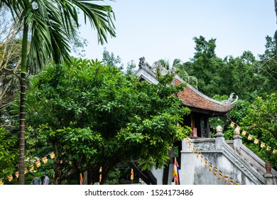 Hanoi/Vietnam - Sept. 15 2019: Tourists Are Praying At One Pillar Temple. An  Original Temple Was Built In Eleventh Century With Shape Of A Lotus Flower As Seen By Emperor Ly Thai Tong In His Dream.