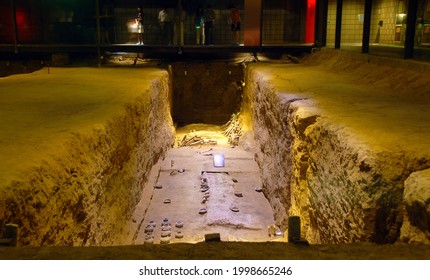 Hanyangling Mausoleum, Xian, Shaanxi Province, China - Aug 22 2012: The Hanyangling Museum Is The Mausoleum Of Emperor Jing. It Displays Burial Pits Containing Human Figures And Everyday Items.