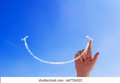 Glückskonzept, handgezeichnete Lächelwolke auf blauem Hintergrund