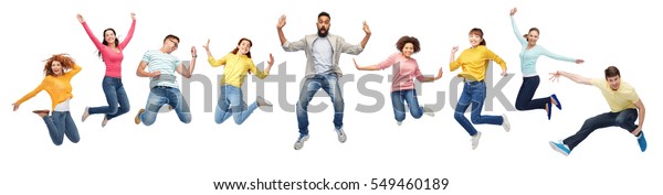 felicidad, libertad, movimiento, diversidad y concepto de la gente - grupo internacional de hombres y mujeres sonrientes felices saltando sobre fondo blanco