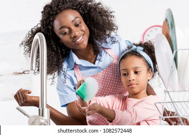 1,104 Mother and daughter washing dishes Images, Stock Photos & Vectors ...