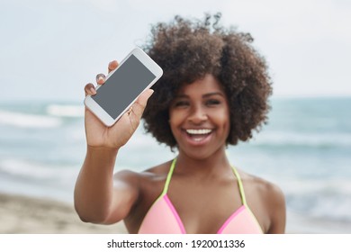 Fröhliche Afro-Amerikanerin mit neuestem Smartphone