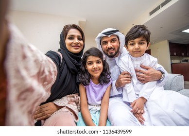 1,935 Selfie dubai Images, Stock Photos & Vectors | Shutterstock