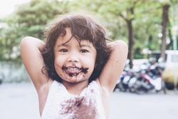 Счастливый Азии девушка ее рот послевкусие от едят а шоколадный десерт