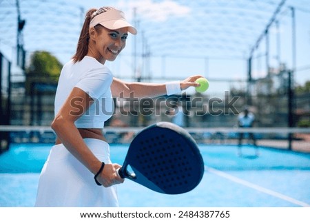 Foto Bild Junge sportliche Frau paddelt auf dem Fluss, stehend auf dem Sup Board.