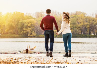 手をつないだ男女 後ろ姿 の画像 写真素材 ベクター画像 Shutterstock