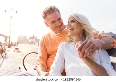 Casal sênior feliz e lindo passando um tempo na praia. Conceitos sobre amor, antiguidade e idosos