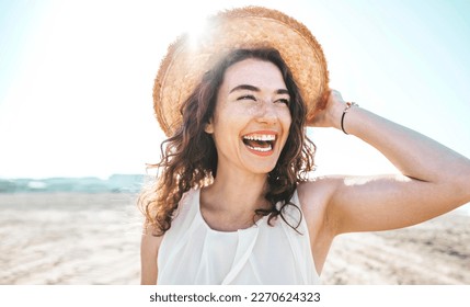 Feliz y hermosa joven mujer sonriendo al lado de la playa - Niña deliciosa disfrutando de un día soleado - Concepto de estilo de vida saludable con risa femenina afuera 
