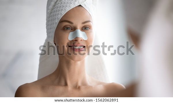 Happy Schone Junge Frau Wackeltuch Auf Stockfoto Jetzt Bearbeiten