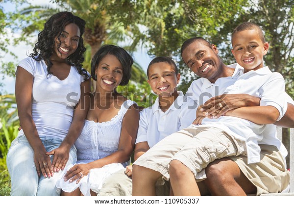 Une Famille Afro Americaine Heureuse De Deux Photo De Stock Modifiable