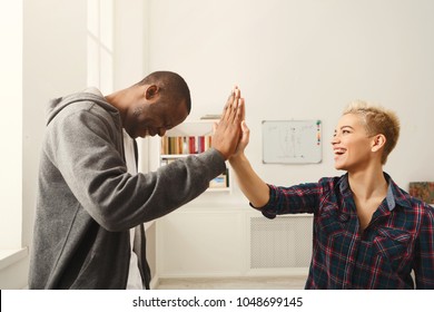Joyeux homme noir et femme caucasienne se mettant la main au bureau Accord, partenariat, pouvoir, travail d'équipe et concept de coworking, espace de copie : photo de stock