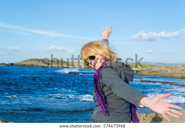 Blonde woman in aviator sunglasses - wide 11