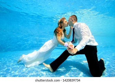 337 Man And Woman Kissing Underwater Images, Stock Photos & Vectors ...