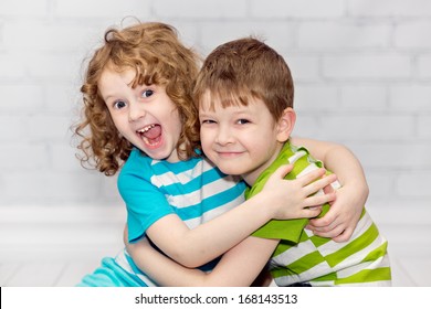 7,318 Siblings hugging laughing Images, Stock Photos & Vectors ...