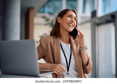 Uma empresária feliz usando o telefone celular enquanto faz uma chamada do escritório. Copiar espaço. 