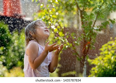 456 Rain without umbrella Images, Stock Photos & Vectors | Shutterstock