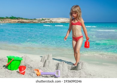 glückliches Kind, das im Freien am Meer spielt