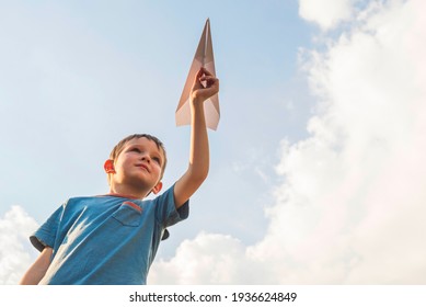 2,582 Kid flying paper airplane Images, Stock Photos & Vectors ...