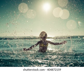 Glückliches Kind, das im Meer spielt. Kinder, die sich draußen amüsieren. Sommerurlaub und gesundes Lebenskonzept. Tonbild