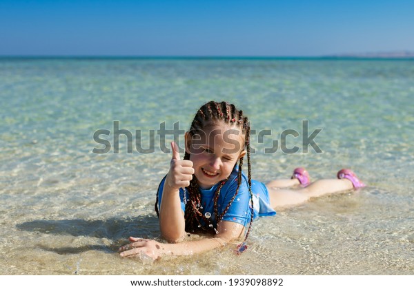 Фото девочки на речном пляже