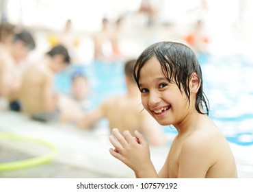 Niños felices en la piscina