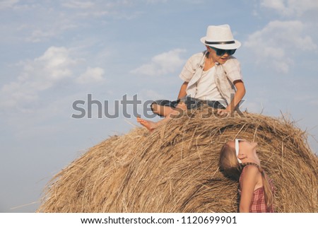 Similar – Vater und Sohn spielen zur Tageszeit im Park.