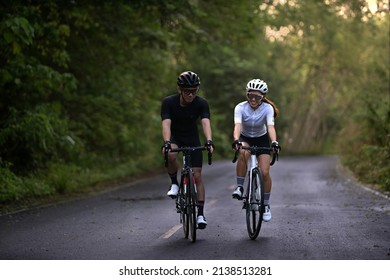 feliz pareja en bicicleta o en bicicleta en marcha en el campo para un estilo de vida saludable