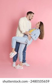 Feliz pareja bailando sobre