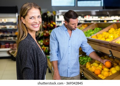 Glückliches Paar beim Einkaufen im Supermarkt