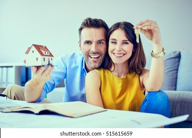 41,831 Happy couple buying home Images, Stock Photos & Vectors ...