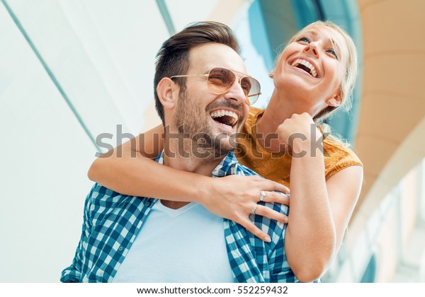 外で楽しみ 笑顔を楽しむ幸せな夫婦 の写真素材 今すぐ編集