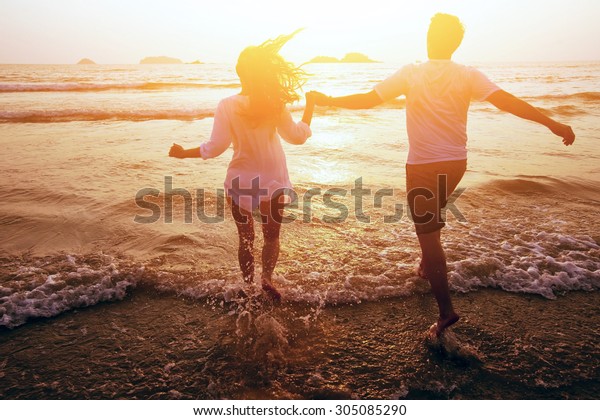 ビーチでの幸せな夫婦 夏の休暇 新婚旅行 の写真素材 今すぐ編集