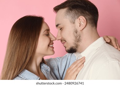 Pareja feliz sobre fondo