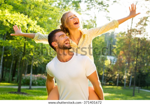 休暇中の幸せな夫婦 恋人は笑っている 幸せな男と女 夜の公園は恋人同士が楽しみ合う の写真素材 今すぐ編集