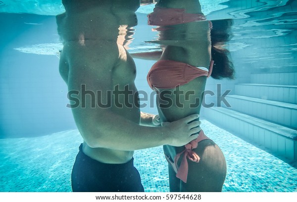 水中で幸せなカップル プールでのロマンチックなキス の写真素材 今すぐ編集