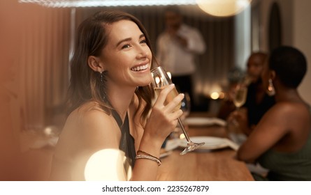 Feliz, fiesta de cena y mujer con una copa de champán para un evento especial de celebración, reunión de amistad o Año Nuevo. Restaurante gastronómico, amigos y elegante chica con bebida alcohólica para celebrar