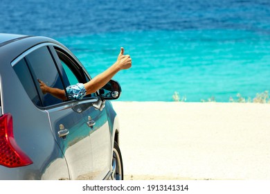 glücklicher Fahrer auf See im Sommer