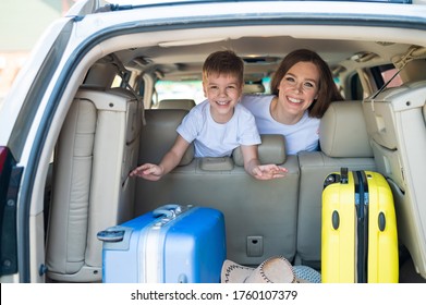 183 Mother driving car and boy child sitting on back seat Images, Stock ...