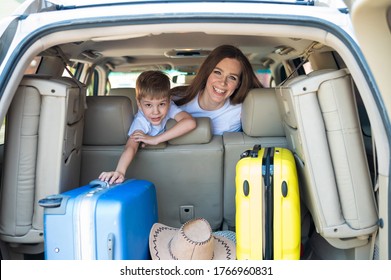 183 Mother driving car and boy child sitting on back seat Images, Stock ...