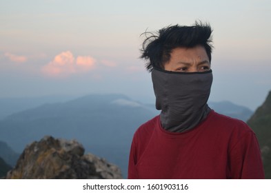 A happy expression when it reached the top of the mountain