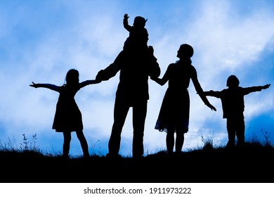 glückliche Familie am Meer auf Natursilbernem Hintergrund