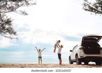 Feliz Familia con viaje en auto. vacaciones de verano en coche al atardecer, papá, mamá y su hija felices viajes juntos en coche en vacaciones, gente estilo de vida en auto.