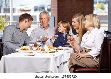 62,231 Happy family restaurant Images, Stock Photos & Vectors ...