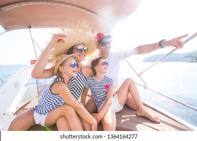 Fröhliche Familie mit Kindern, die sich auf einer Yacht auf See entspannen