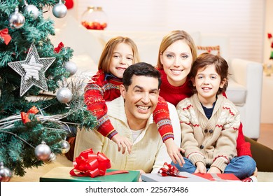 26,293 Family christmas photo Images, Stock Photos & Vectors | Shutterstock