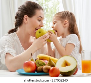 Happy Family Eating Fresh Fruit Stock Photo 257002240 | Shutterstock